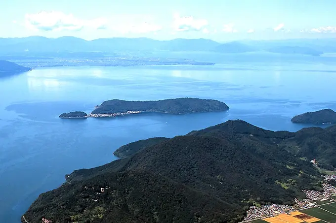 上空から見た沖島の写真