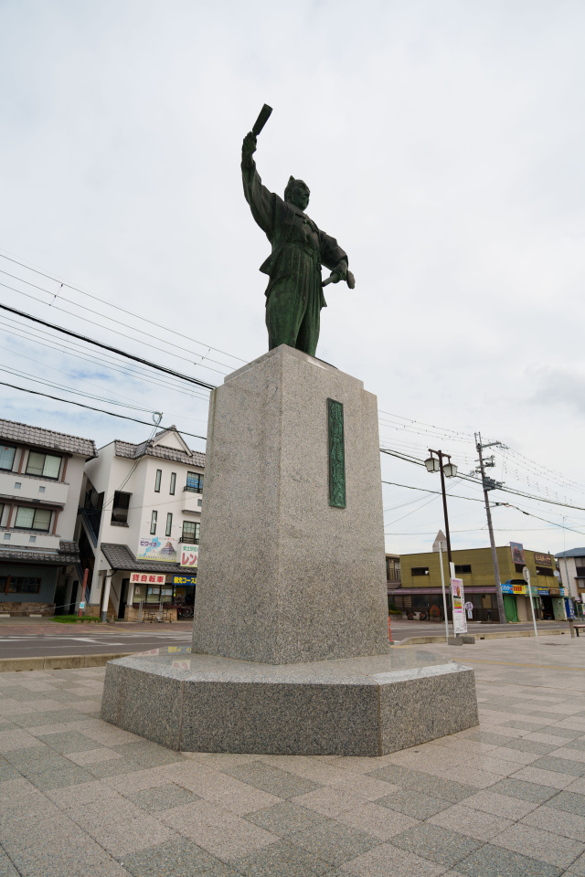 安土駅前　織田信長像③