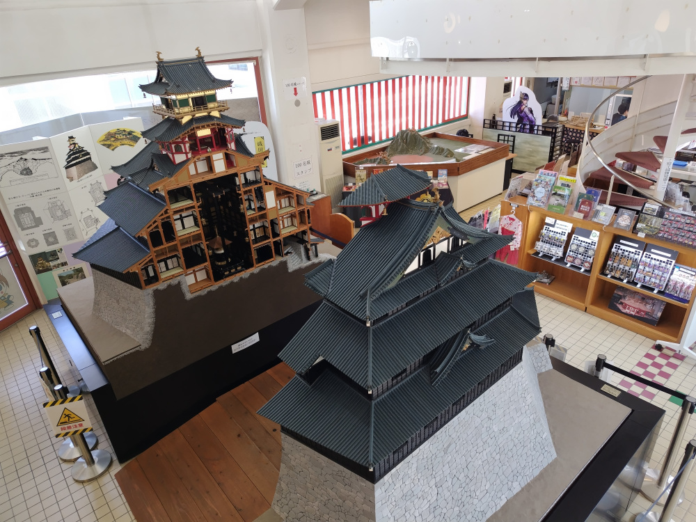 安土城がパックリ「城郭資料館」　Ⓒ内藤昌