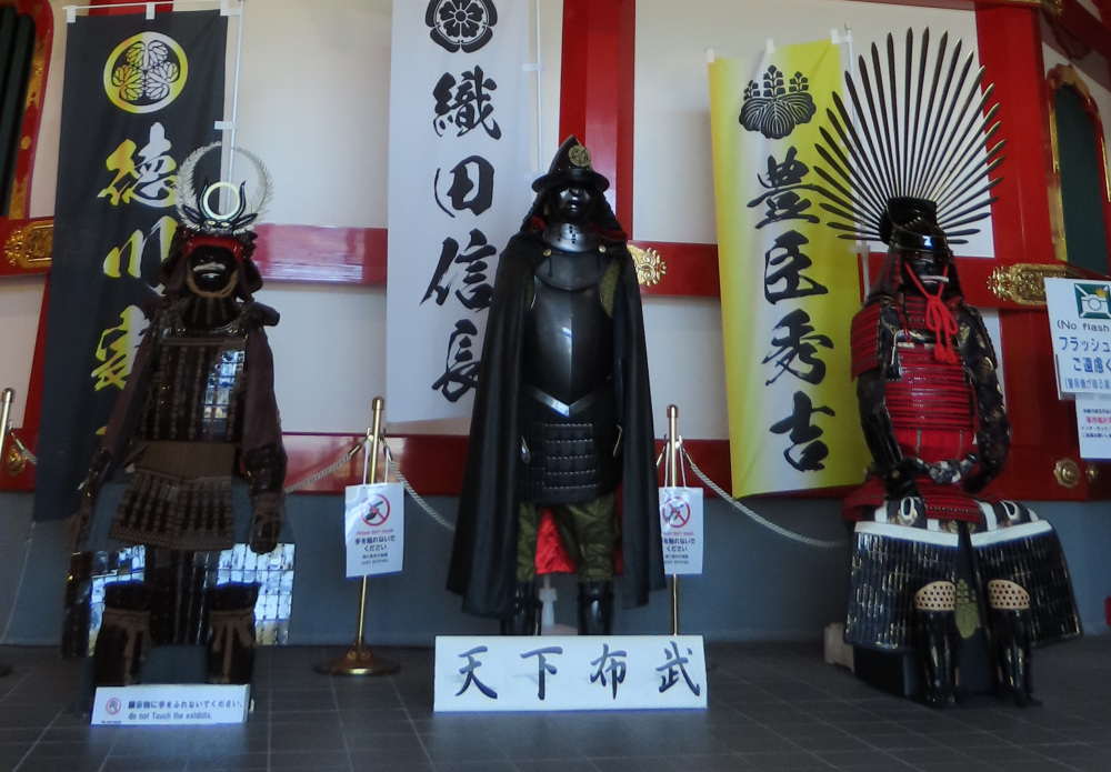 正面には兜が並んでいてかっこいい！