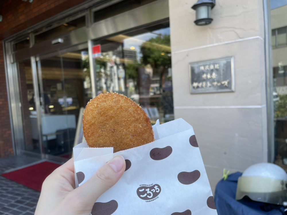 店頭で購入できる揚げたてのコロッケ
