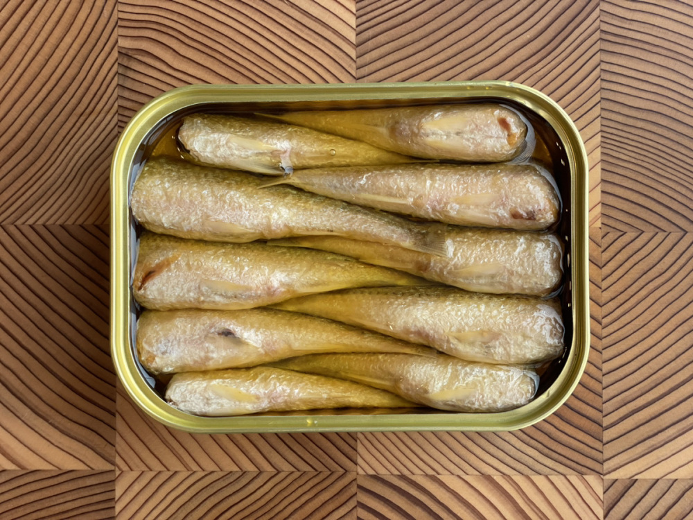 美しく缶詰めされた、びわ湖産本もろこオイル漬