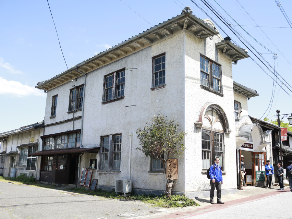 旧八幡郵便局・このオフホワイトの建物が素敵！