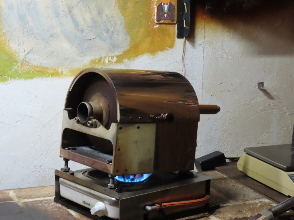 機械工場の人と作ったオリジナル焙煎機だそうです。