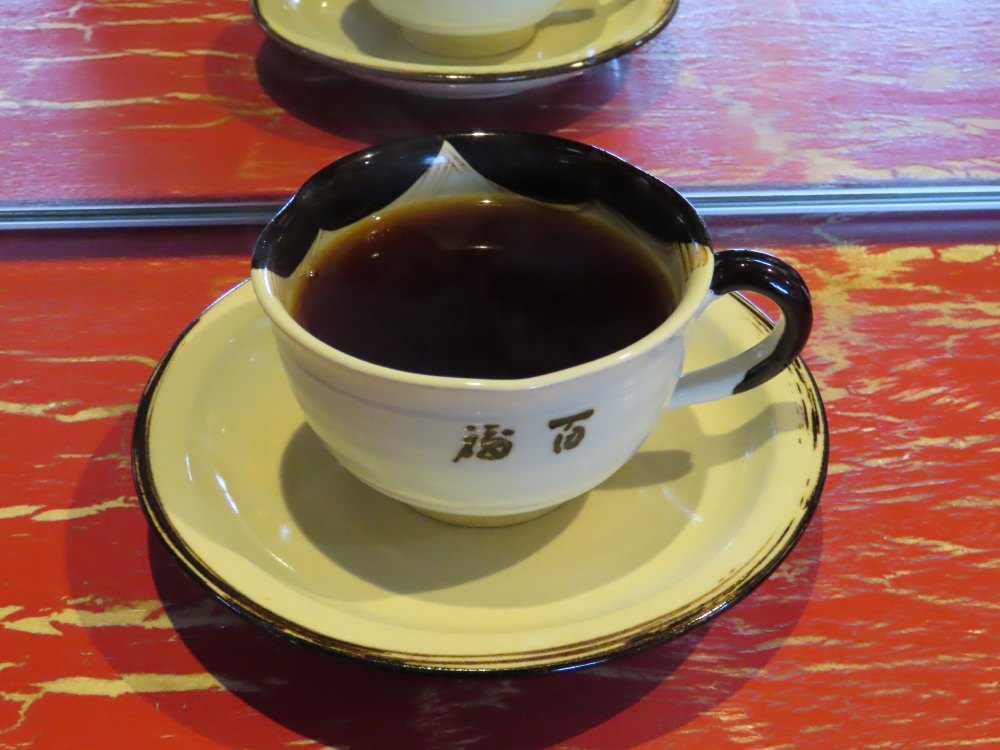 コーヒーを飲み終わると顔が出てきました!今回は和のコーヒーカップでした。焙煎を待つ間、試飲ができるのも魅力です。