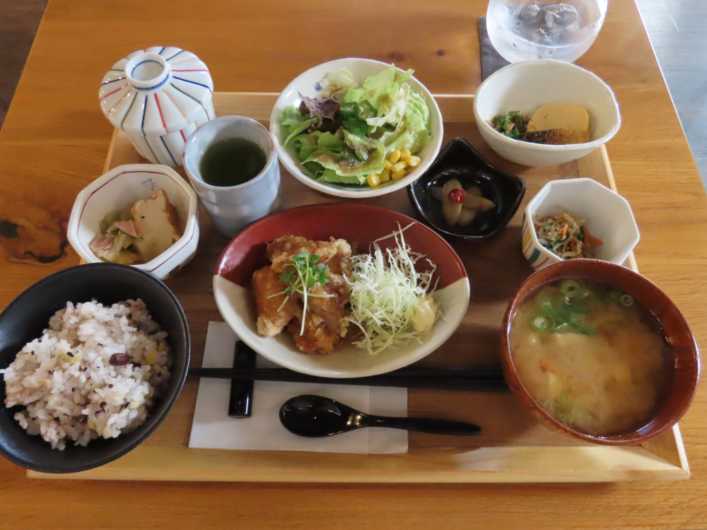 品数多くて、お野菜たっぷりが嬉しい!ランチは5種類から選べます。