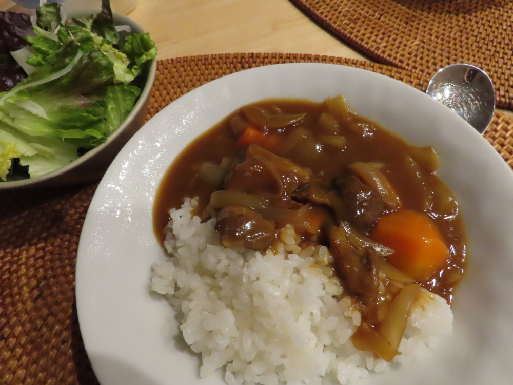 すじ肉カレー近江米を添えて。