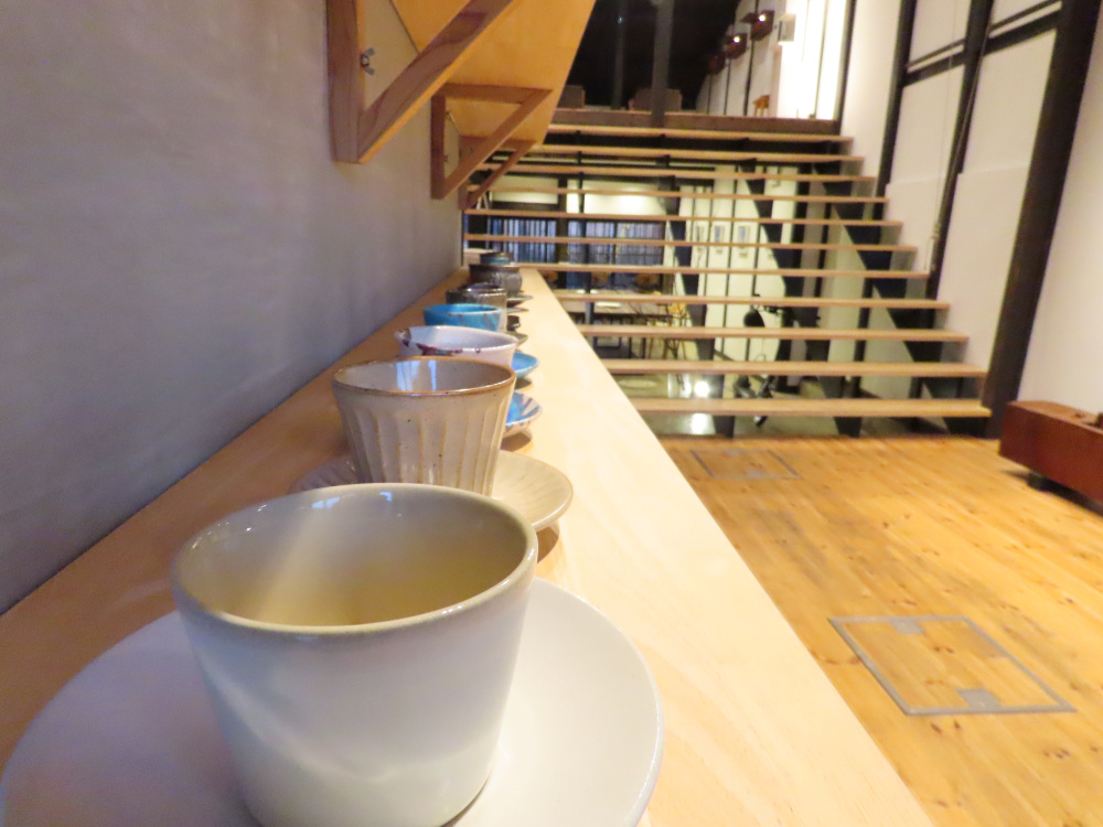 コーヒーを選んだら、好きなカップを選びます。