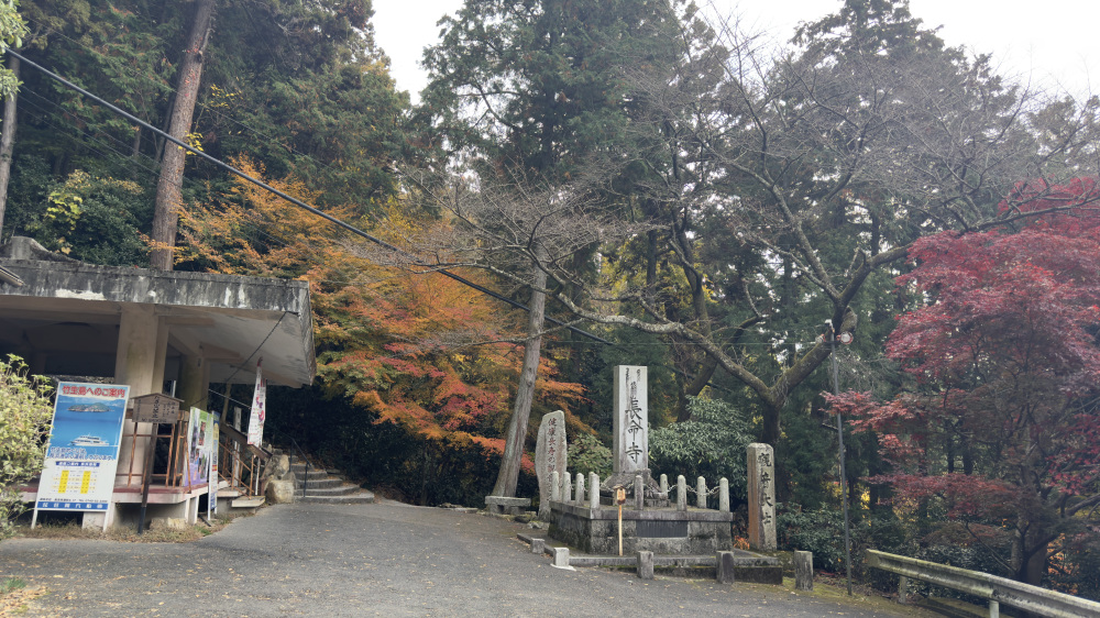 駐車場までの道は細いので注意