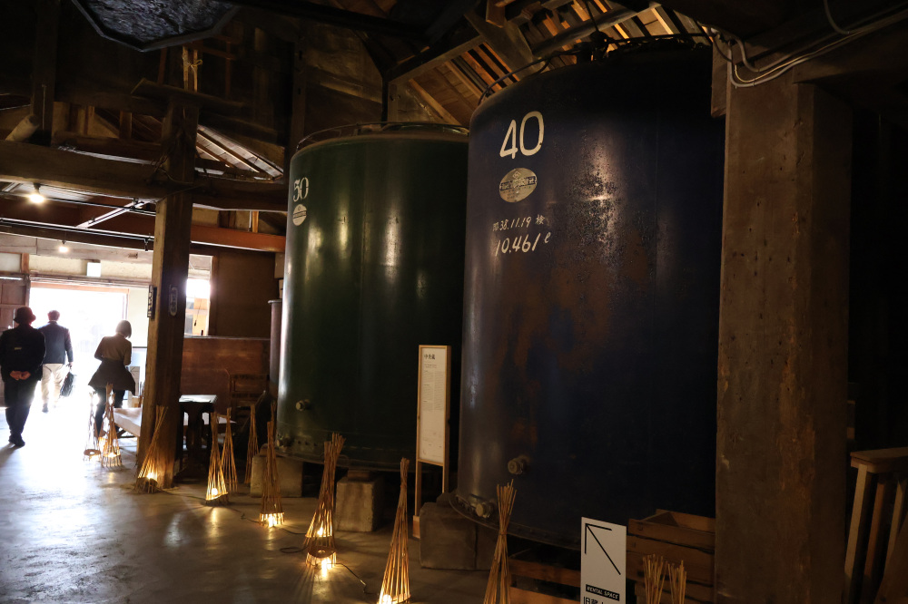 奥には江戸時代から残る酒造のタンクが