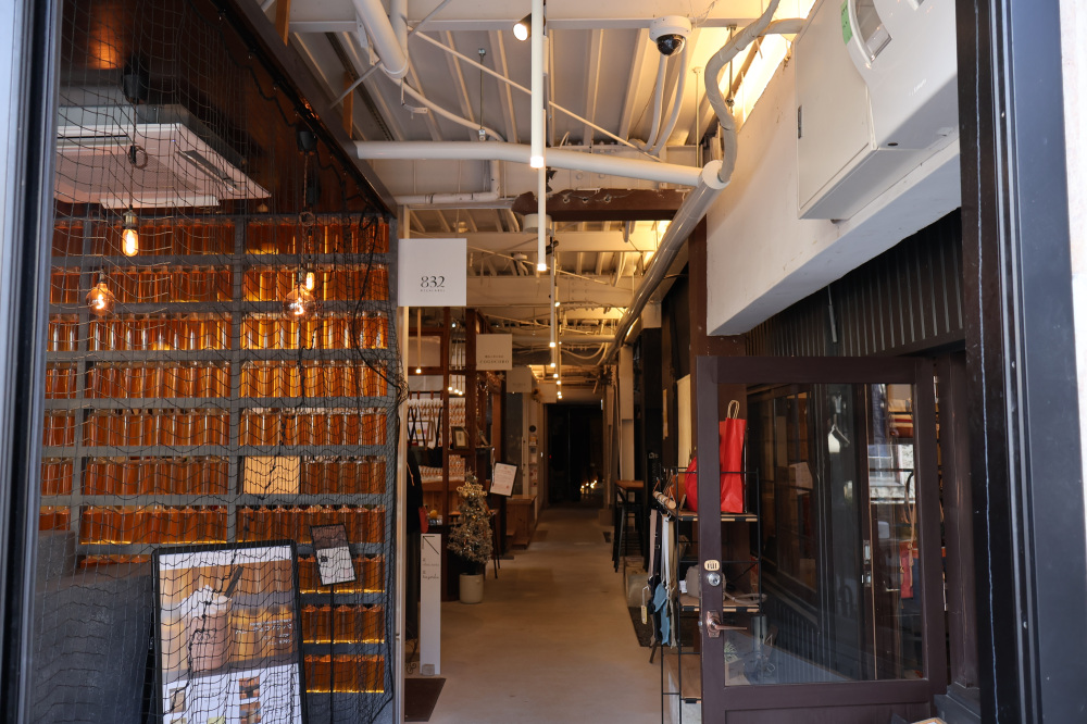 奥まで続く長い建物