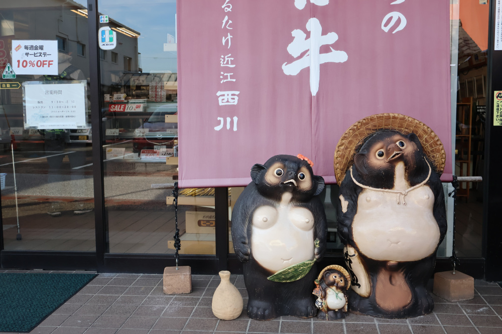 ツアー道中に出会う信楽焼のたぬき