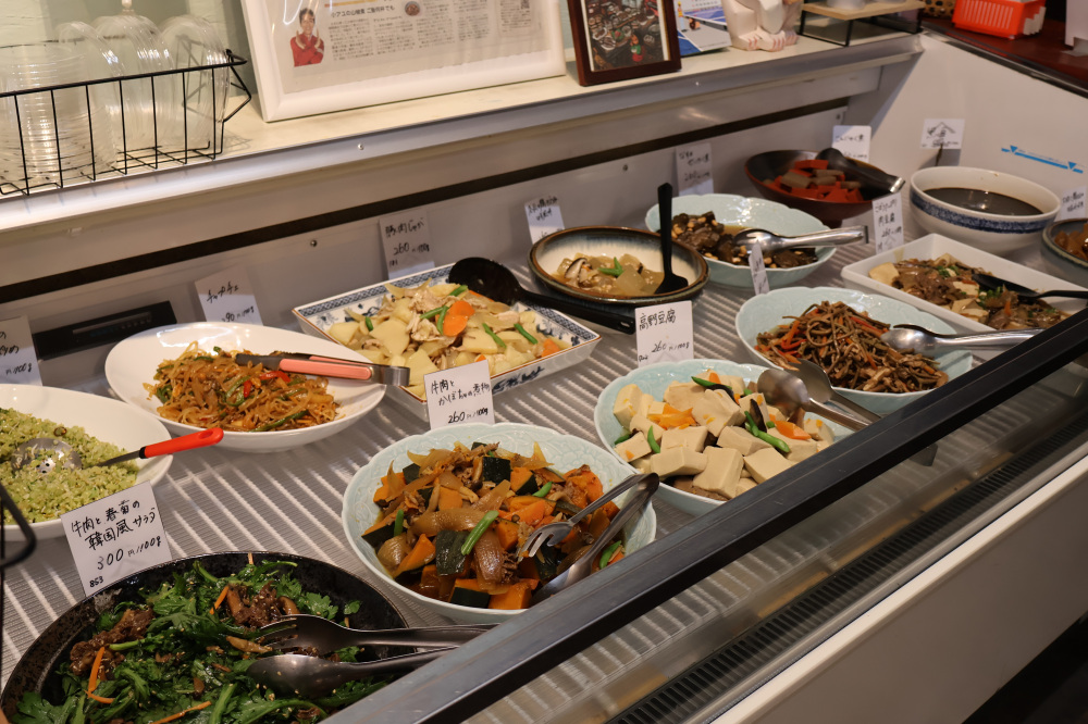 店内には色とりどりのお惣菜がずらり