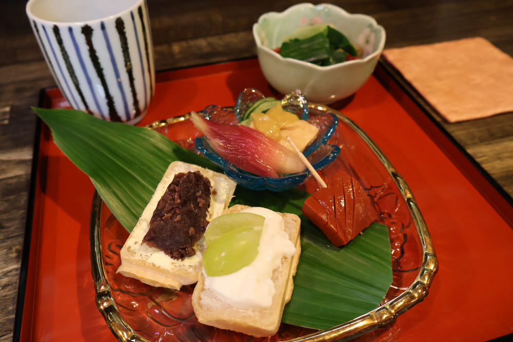 赤こんにゃくや丁字麩（ちょうじふ）をつまみ食い