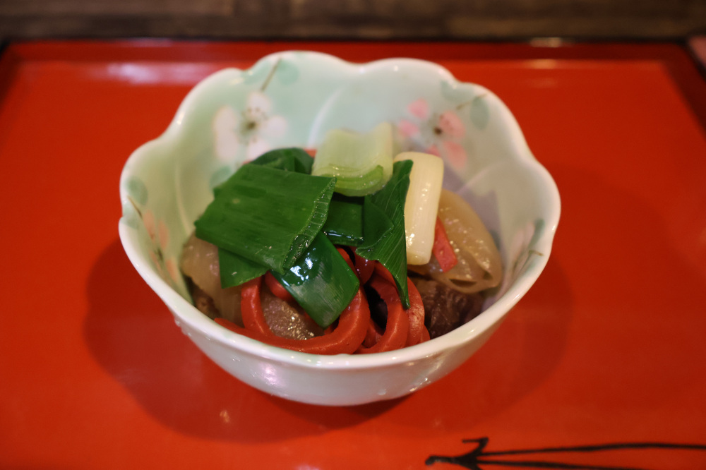 肉と赤こんにゃく、ねぎの煮物