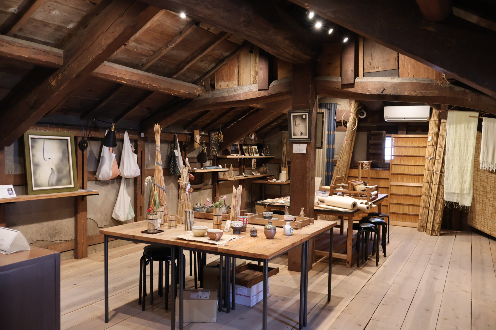 びわこのヨシを使った商品や伝統工芸品の竹細工が並ぶ「暦～こよみ～」