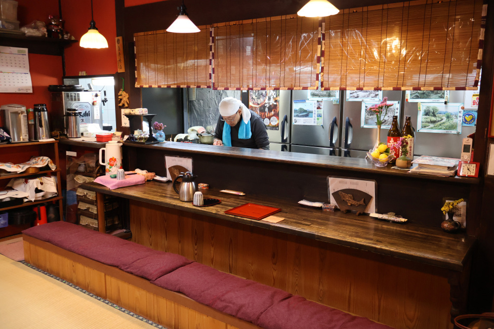 カウンター越しに天主北川さんとお話できます