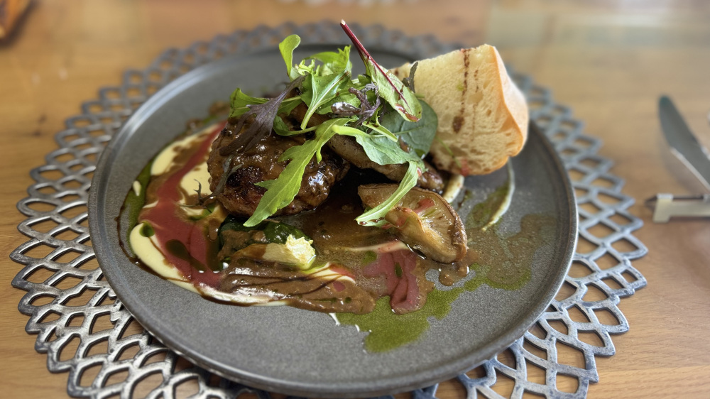 近江牛とグラバーポークのハンバーグと自家製ベーコンのロースト