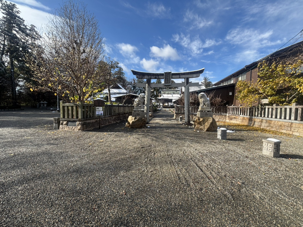 そうです、最初の目的地は沙沙貴神社です！