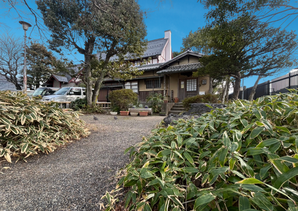 和の玄関に、奥が洋館…まるでトトロに出てくるおうちのよう！