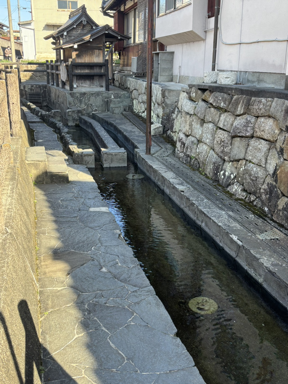 住宅街に溶け込む水路