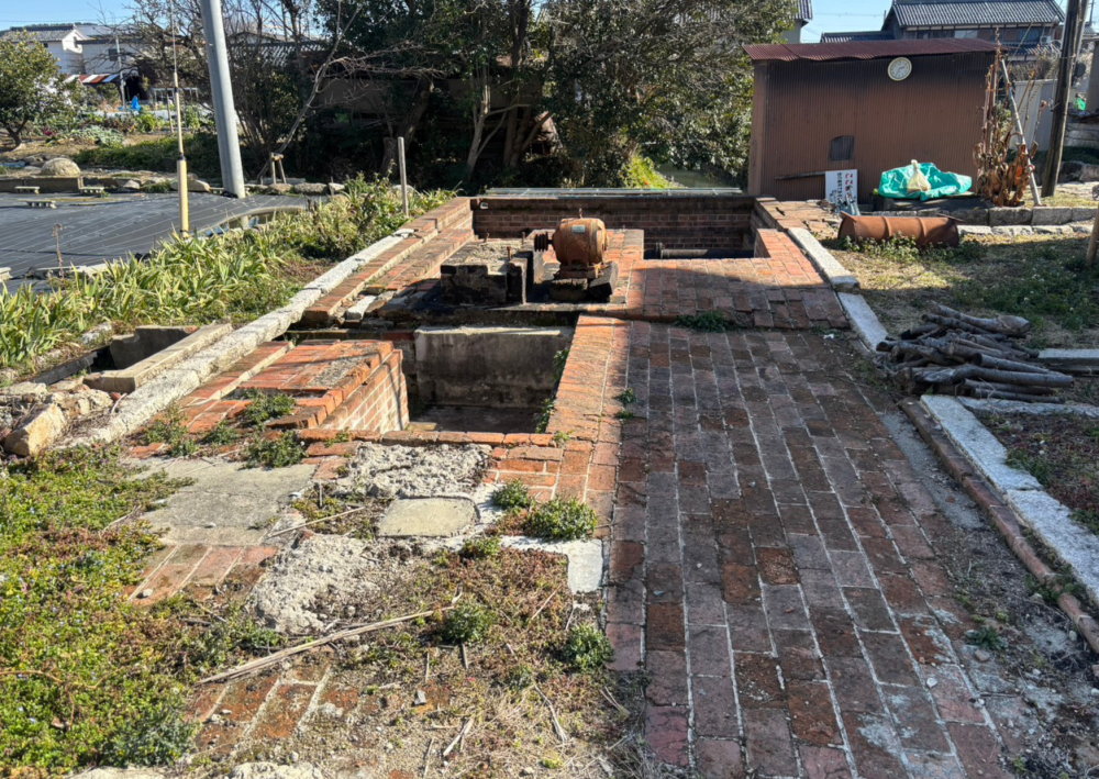 ひっそりと現れる煉瓦が…