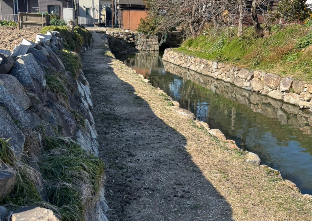 左をまっすぐに進みます