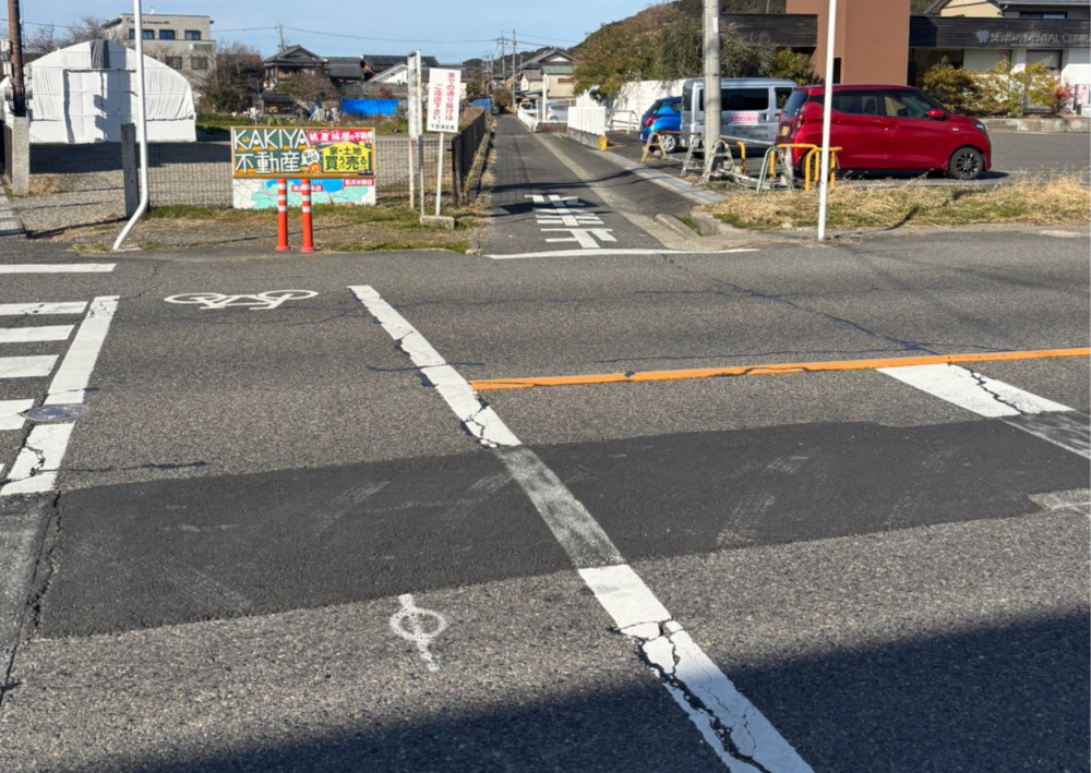 フレンドマートの脇にあるこの細道を行きます！