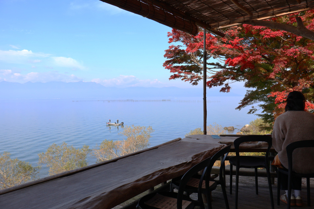 撮影用のテラス席と紅葉