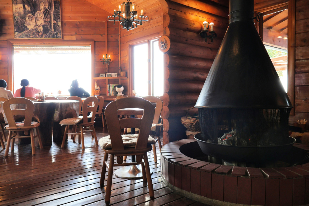 ログハウス風の店内