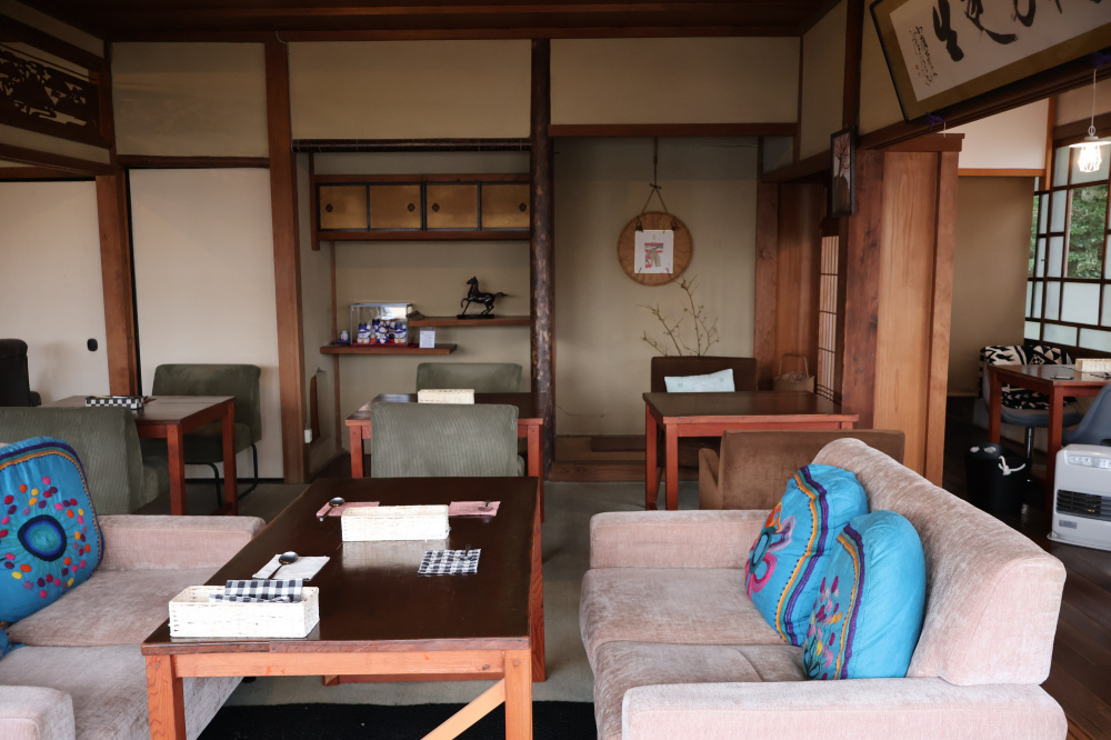 飾り棚など元々の和室を活かした空間