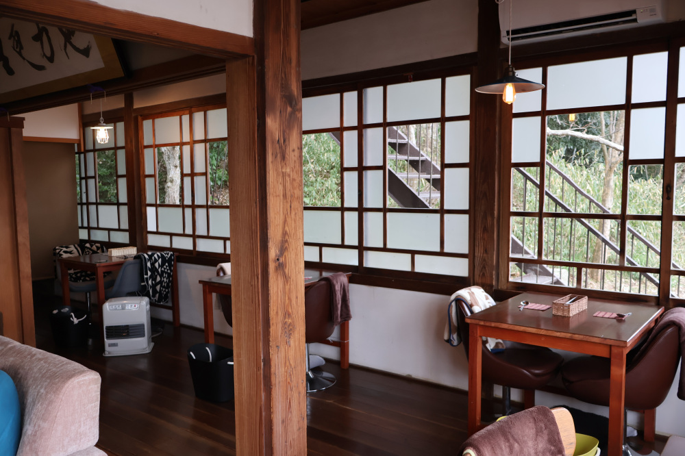 窓辺やソファ席など好きな場所を選べます