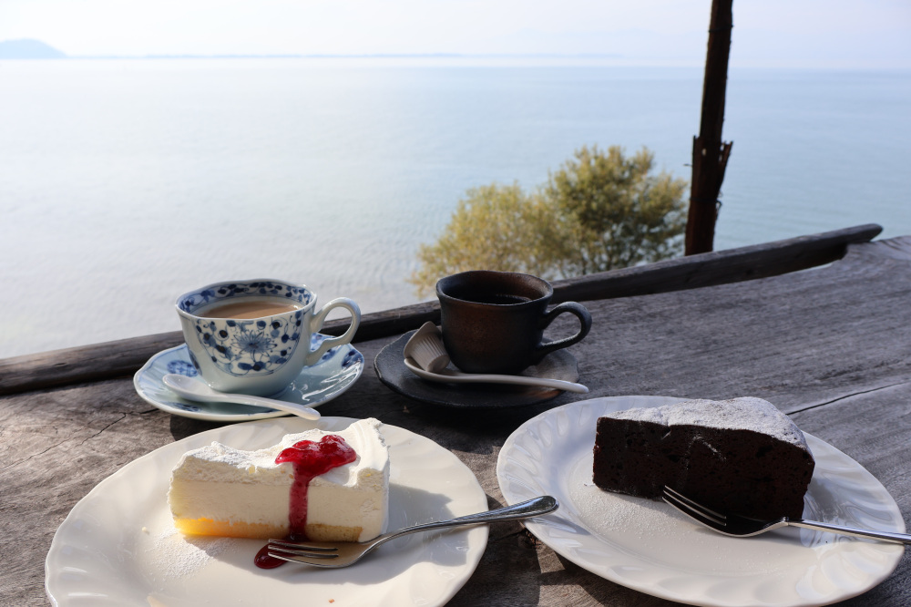自家製ケーキと湧き水で淹れたコーヒー