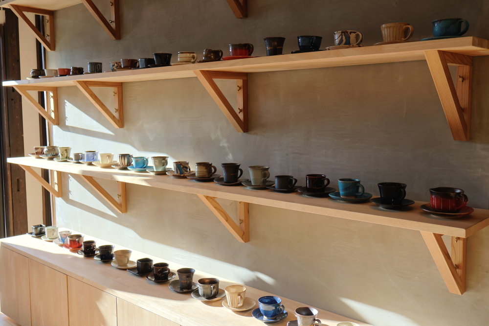壁面にコーヒーカップがずらり