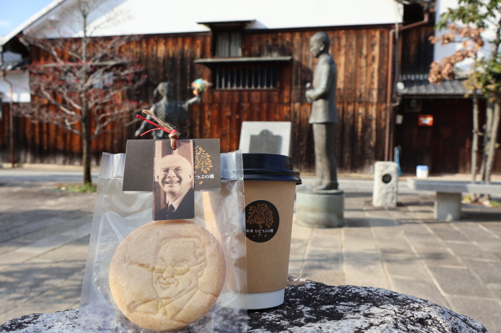 ヴォーリズと少女の像の前で撮影