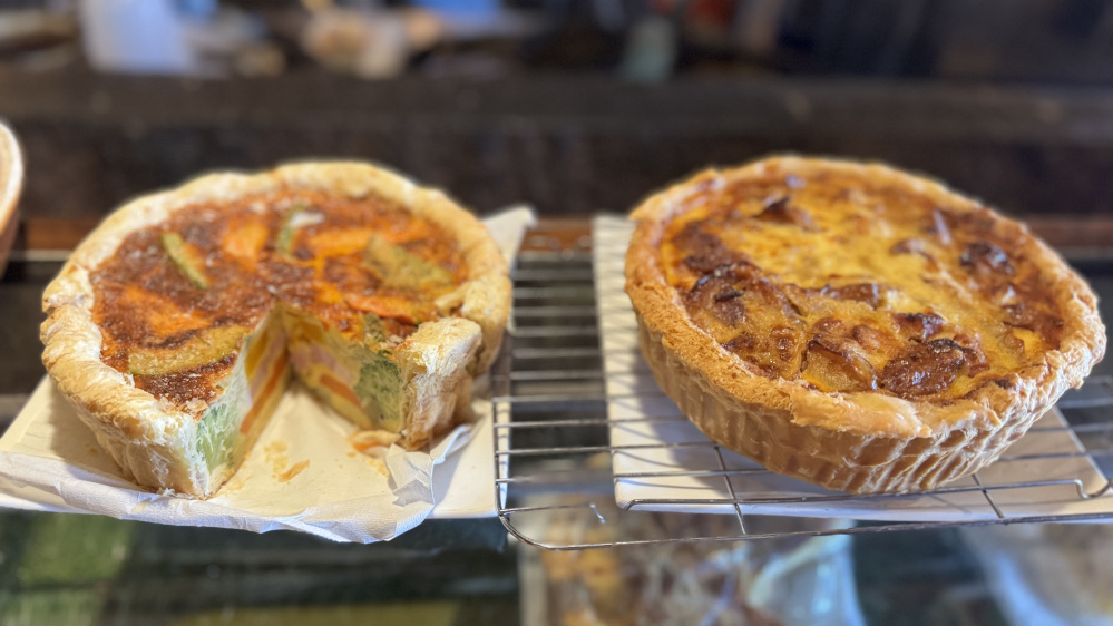 店内には焼き立てのキッシュ