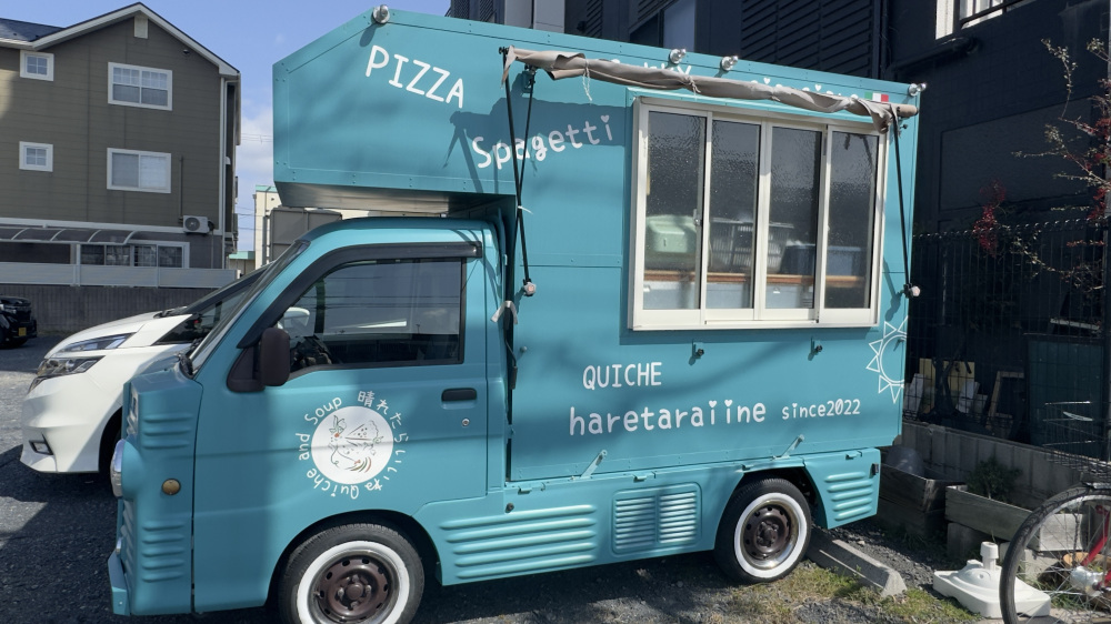 水色のキッチンカーが目印