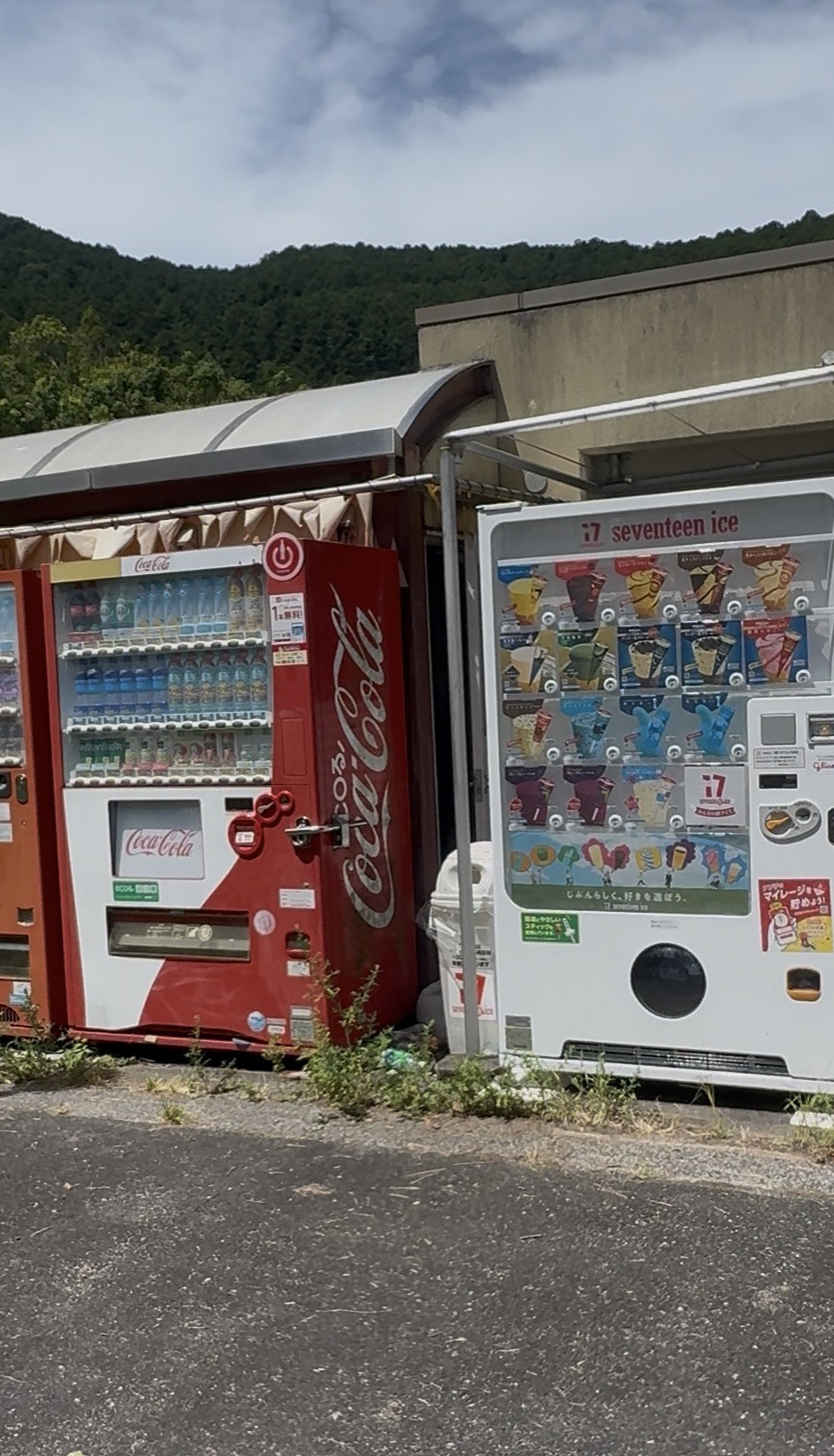 奥の方にはアイスや自販機も